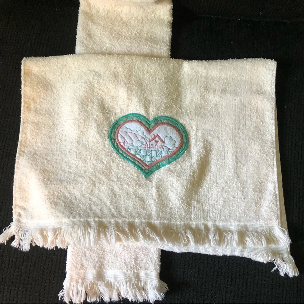 7468 VTG Embroidered Heart Hand Towels Set 2 Fringe Cream Pink Green Made USA
